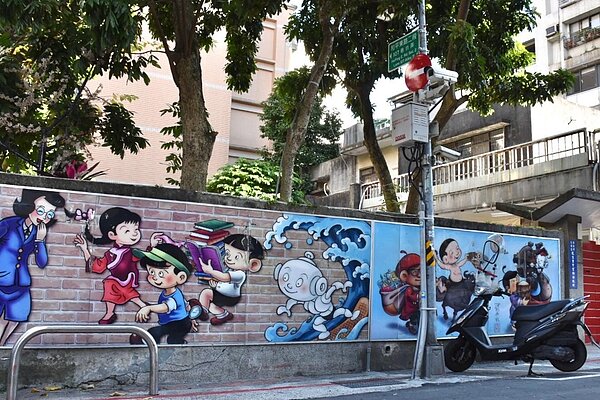 龍生里活動中心外牆充滿童趣。圖／江翊柔攝