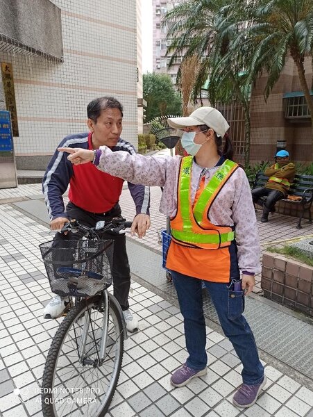 喬廷彥騎著腳踏車，當仁不讓的苦幹實幹。圖／記者彭柔安攝影