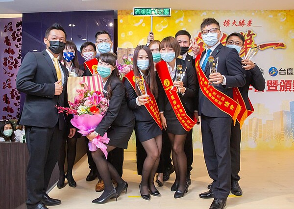 鄭景鴻店長(圖中左1)在屏東已開出三間加盟店,年度店總業績總計突破8,000萬元。圖/永慶房產提供