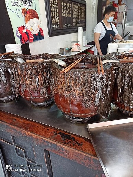 黑色厚重滷鍋外結了一層黑黑的發亮滷汁。圖／樂生活實習記者顏家望攝影