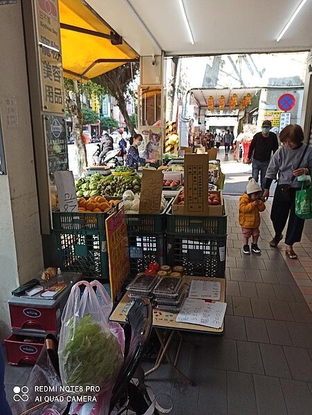 自家騎樓下，就是人聲鼎沸的大賣場。圖／樂生活實習記者顏家望攝影