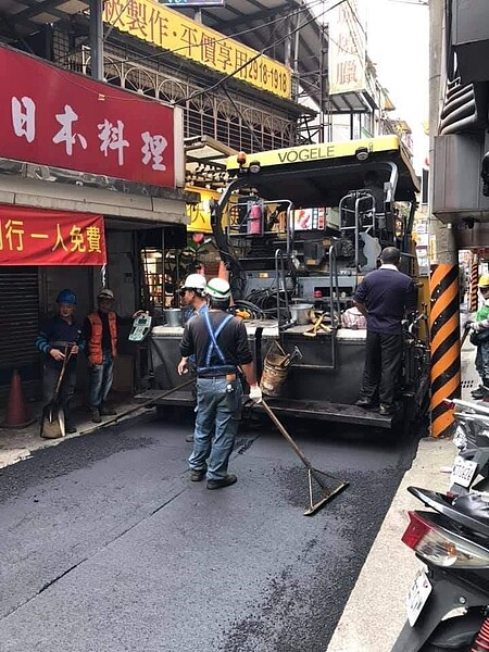 修馬路挖水溝及舖柏油，家園因「路平」而改變。圖／樂生活實習記者彭柔安攝影