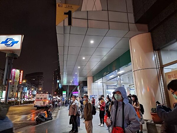 新安里的地標：七張捷運站。圖／樂生活實習記者楊明攝影