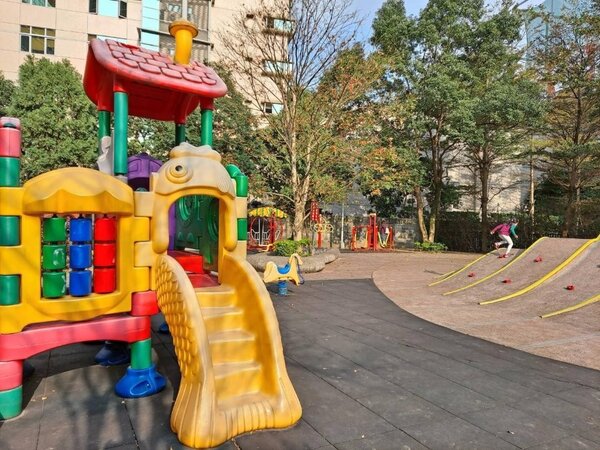 充滿童趣的小公園，孩童快樂嬉戲。圖／樂生活實習記者楊明攝影