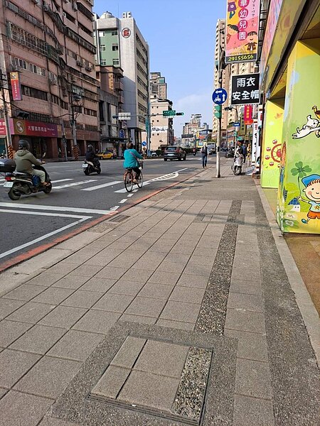 北新路整建水溝後，舖上了整齊的人行道。圖／樂生活實習記者楊明攝影