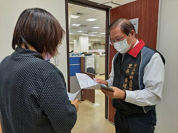 里長和里幹事商討公務。圖／樂生活實習記者楊明攝影