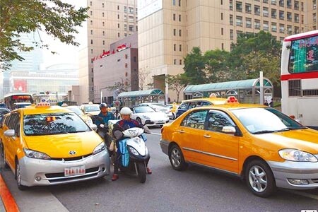 台北市愛心計程車遭爆，拒絕供長者刷愛心卡、敬老卡，讓補助看得到吃不到。（本報資料照片）