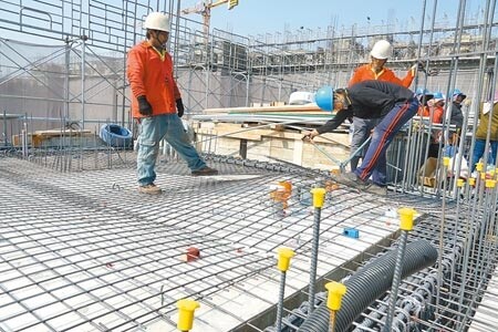 台中市勞動部3日會同地方及目的事業主管機關於北、中、南三地同步實施春安聯合檢查,其中中部地區選定重大營建工程檢查。(黃國峰攝)