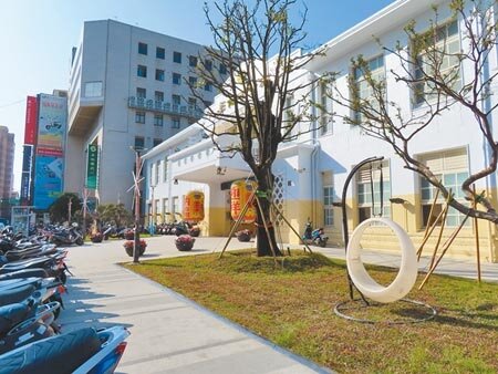 彰化最大的市容改造「人本城區」人行道串連計畫,拚在春節前完成,彰化市公所前廣場變美,但機車又停放,彰縣府工務處強調正在畫標線,未來會協調將空間還給行人。(吳敏菁攝)