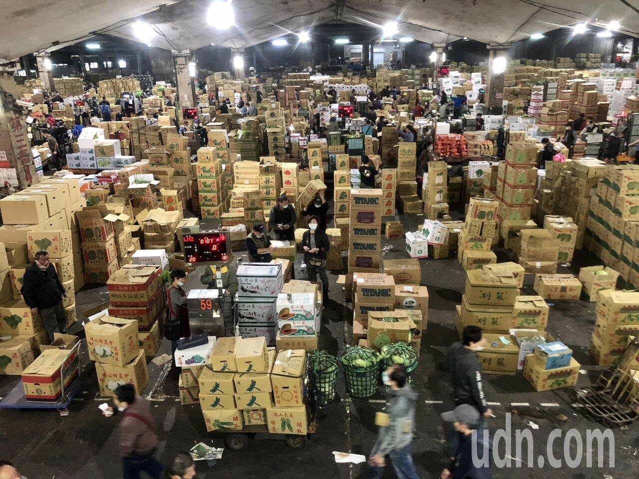 果菜市場和魚市場一早就有人忙進忙出。記者鍾維軒/攝影