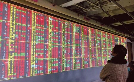 台股上看2萬點。圖為台股2日在台積電與半導體領漲下,運輸、電子、紡織與金融同步走揚。(顏謙隆攝)