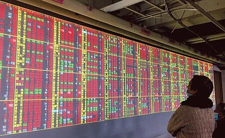 台股上看2萬點。圖為台股2日在台積電與半導體領漲下,運輸、電子、紡織與金融同步走揚。(顏謙隆攝)