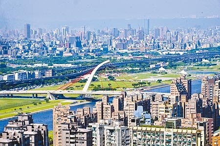 國內有1.95萬人擁有10戶以上房子。圖為大台北地區房地產。(本報資料照片)