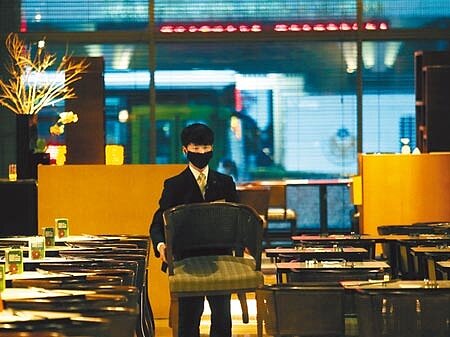 圖為星級飯店的歐式自助餐餐廳,工作人員忙碌調整座位。(本報資料照片)