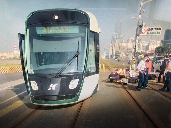 高雄輕軌3日在夢時代站附近發生機車擦撞事故。記者林伯驊/翻攝