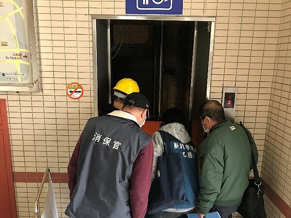 消保官與工務局檢視電梯狀況。圖/新北市消保官提供