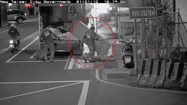 環保局查獲三重某家具行司機,趁夜色昏暗亂丟廢棄沙發於路旁,全程已被環保局架設之移動式監視錄影蒐證,將依廢棄物清理法移送法辦。圖/新北市政府