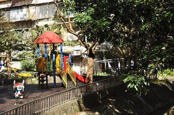 惠安親水生態綠地中的遊樂器材。圖／郭宇璇攝