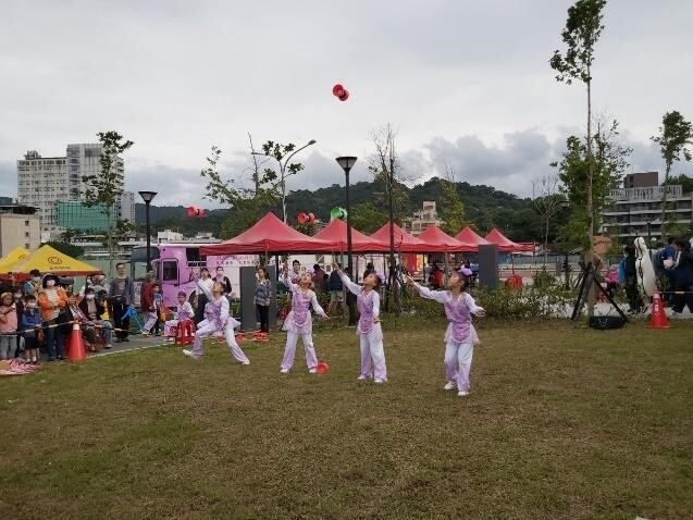 嘉興里歡喜慶重陽活動中的精采扯鈴表演。圖／鄭智耀提供