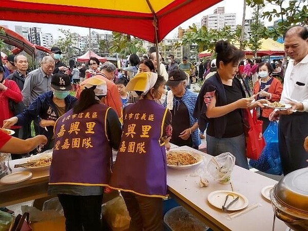 嘉興歡喜慶重陽活動中，販售餐點的攤位。圖／鄭智耀提供