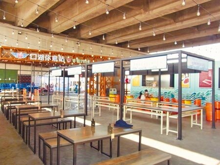 西濱快速公路全線首座休息站雲林縣「口湖休息站」,結合地方小農市集帶動地方發展。(張朝欣攝)