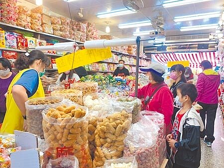 販售年貨業者通常在寒假期間招募短期人力,成為學生打工首選。(呂筱蟬攝)