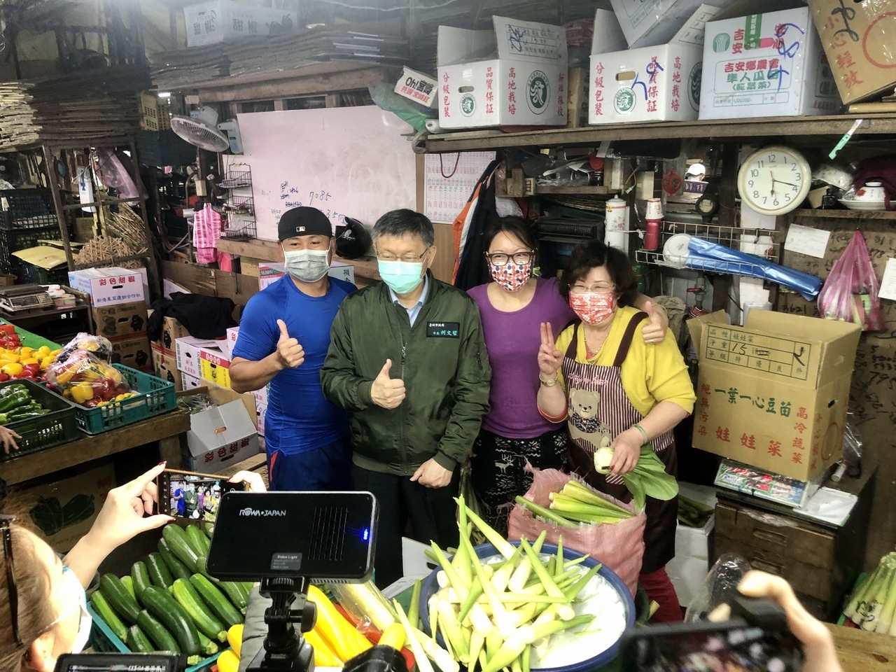 台北市長柯文哲視察果菜市場，商家與民眾爭相合照。記者鍾維軒／攝影