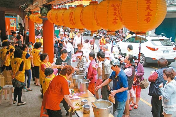 為了防範疫情,宜蘭很多大型宮廟停止供應過年平安粥,全縣目前共101間宮廟取消供粥。圖/聯合報系資料照