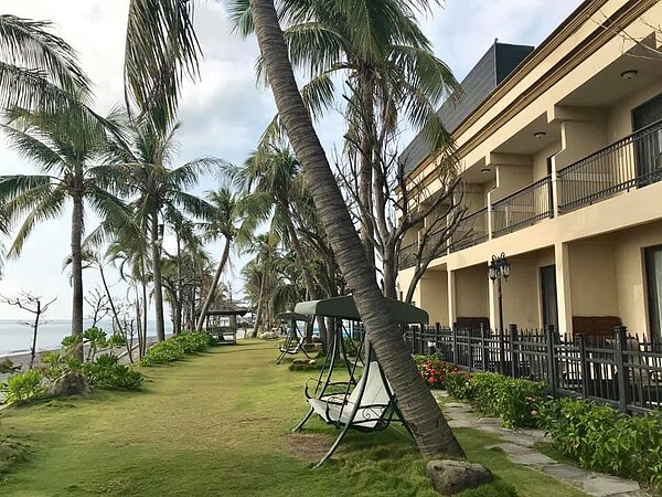 屏東縣枋山鄉公所位於台1線旁的枋山濱海遊憩區公共造產，委外經營「海景第一排」的茉莉灣海景度假酒店，歷時5年向中央力爭，日前取得旅館業登記證。記者潘欣中／攝影