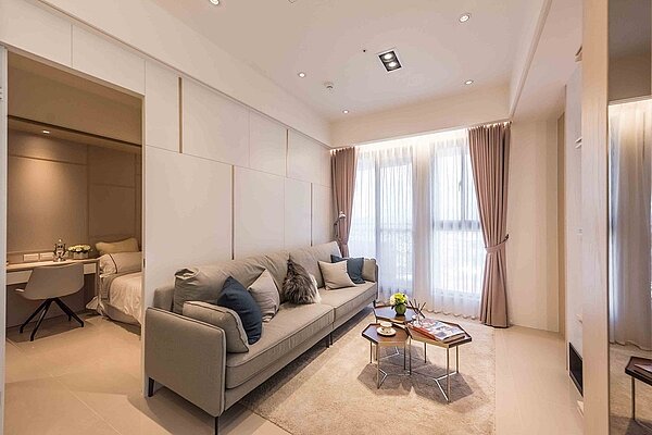 客廳大面積窗戶讓採光極佳/創意家行銷提供