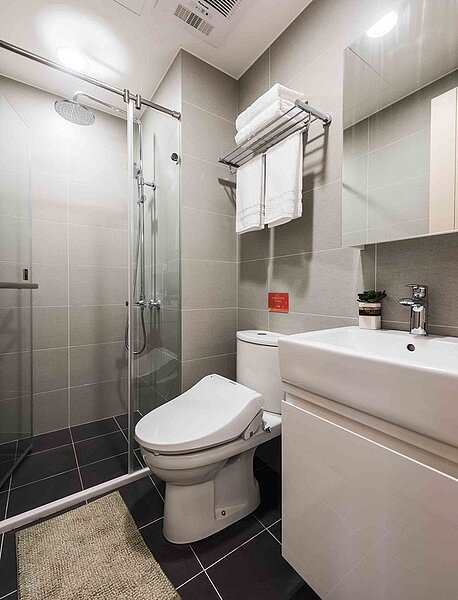 衛浴馬桶與淋浴設備採用KOHLER,面盆則是使用INNOCI/創意家行銷提供