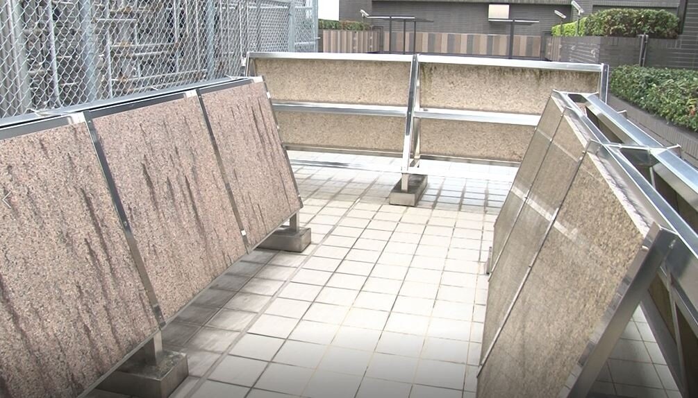 潤蓋萬花園在頂樓曬磁磚