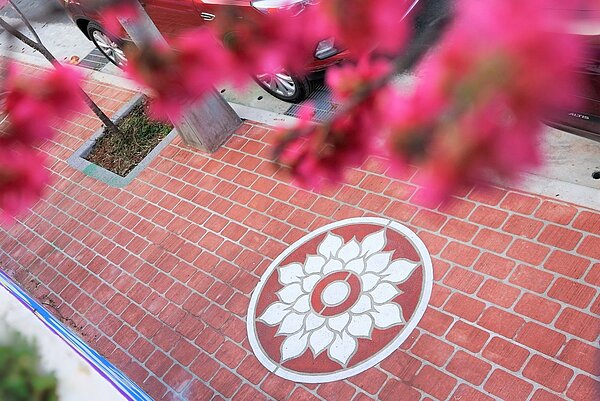 走在蓮花道上前往大殿參拜,具有祈求平安、吉祥之寓意。圖/林口區公所提供