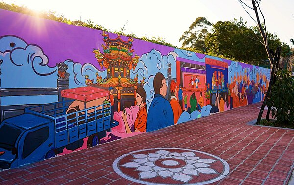 林口區公所與竹林山觀音寺、林口社區大學共同合作,於竹林一路人行道打造祈福大街。圖/林口區公所提供