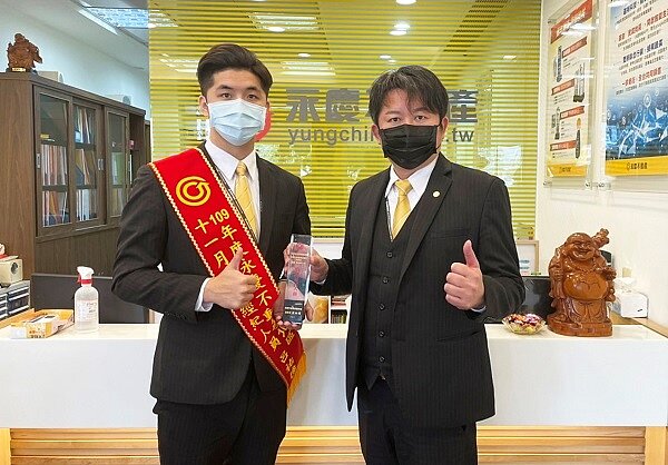 永慶不動產宜蘭大學農權加盟店店長林軒呈(右1)分享,深度聯賣和數位工具,助攻夥伴成交率提升。圖/永慶房產提供