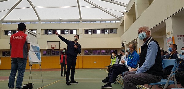 金山區長廖武輝說明金山運動休閒廣場施作內容。圖/金山區公所提供