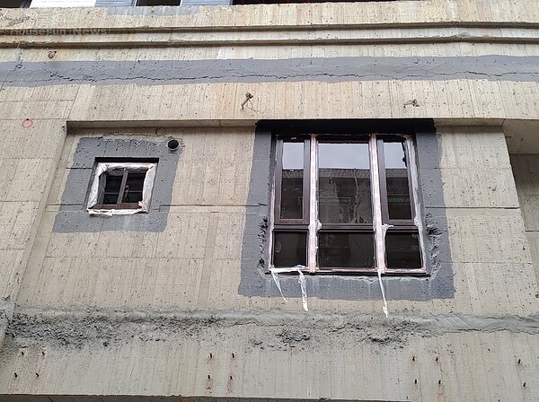 裝設窗體時,嵌縫的水泥砂漿必須足夠且填充確實,避免日後產生裂縫而引發滲水。照片戴雲發提供