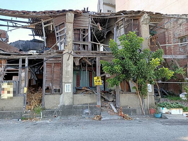 有網友認為應該只是別間透天的廣告單張貼到此處。圖／截自臉書社團《靠北鬼房價》