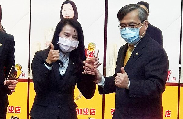 永慶不動產花蓮中山站前加盟店2020年拼出8,000萬元的業績，獲頒店總業績傑出獎。圖／永慶房產提供