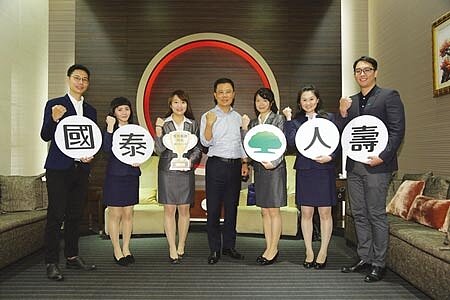 國泰人壽總經理劉上旗(中)與客服同仁合影,強調面對疫情要超前部署,將心比心。圖∕國泰人壽