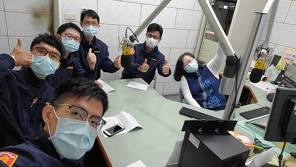 台南玉井警分局轄區4派出所所長組成「F4」宣導春節交通疏導,順時鐘方向(左起)依序是玉井陳家維、交通組巡官曾昱哲、楠西所長江安展、南化所長張順良、玉山所長涂瑞峰。記者吳淑玲/翻攝