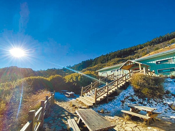 雪霸國家公園管理處宣布實施春節初一至初五人流管制,高山大型山屋床位減至100床,圖為雪季期間的三六九山莊。(雪霸國家公園管理處提供/巫靜婷苗栗傳真)