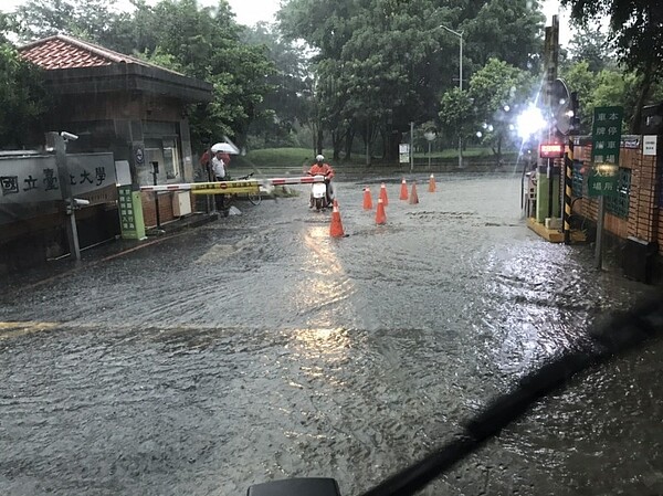 三峽台北大學周邊去年6月因強降雨，出現嚴重積水。圖／消防局提供