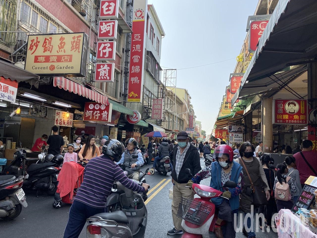 台南市中西區國華街是小吃一級戰區，每到假日都人潮眾多。記者鄭維真／攝影