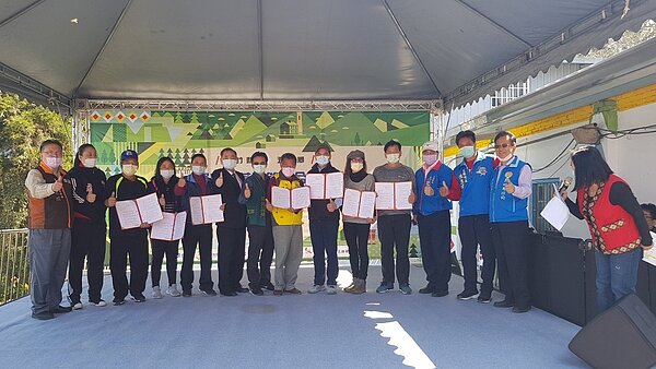 副縣長陳見賢上午前往羅山部落,將建物合法化的文件交到住戶手中。圖/縣府提供