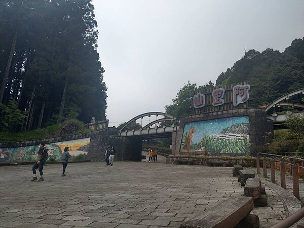 新春防疫出遊,阿里山森林遊樂區實施人潮分流,入園遊客達4千人就發布警示。圖/聯合報資料照片
