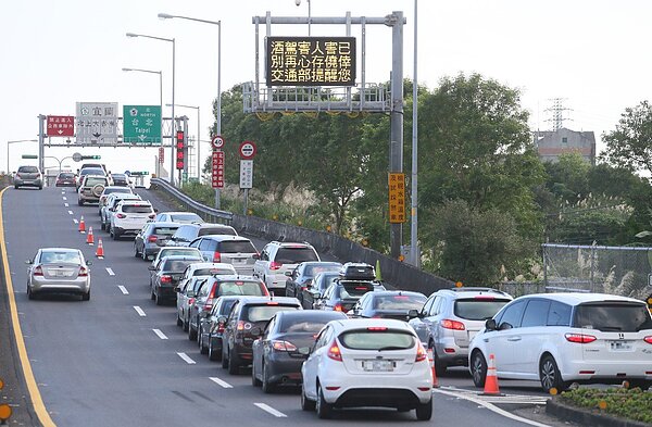 春節將至,預估將有大量車潮利用國5往返花東地區,國5壅塞勢必難以避免。圖/聯合報系資料照
