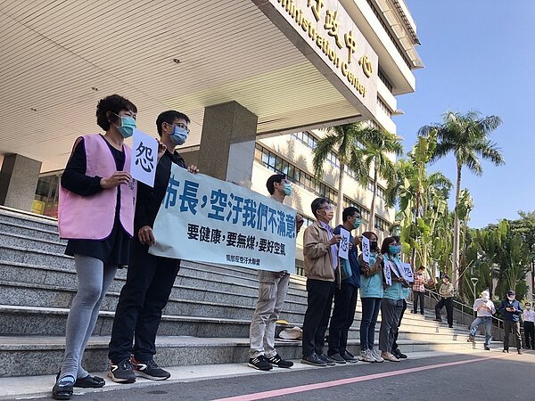 公民團體等日前曾到高雄市政府為空汙議題表達不滿。本報資料照片