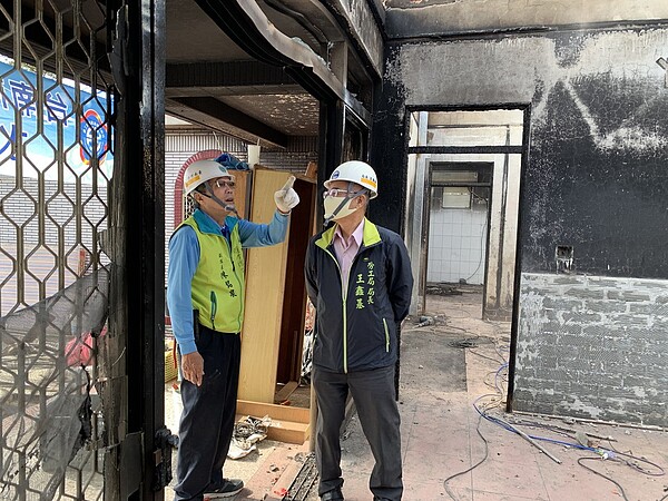 台南市勞工局長王鑫基(右)與工會前往了解修繕情形。圖/勞工局提供