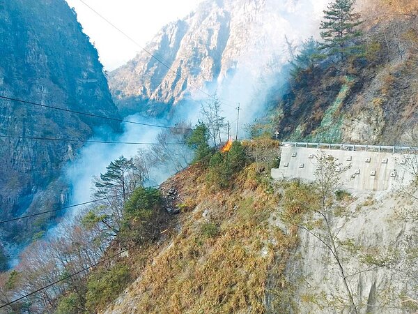 中橫便道19.3K德基段發生火燒山,火勢從河谷向上延燒,便道濃煙密布,雙向交通受阻。(台中市消防局提供/王文吉台中傳真)